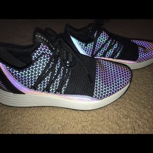 NEW W/O TAGS size 7 Under Armour Holographic Shoes